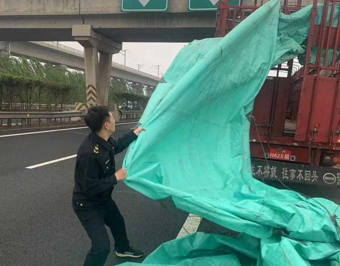 暖心守护！高速路政执法人员紧急处置货车篷